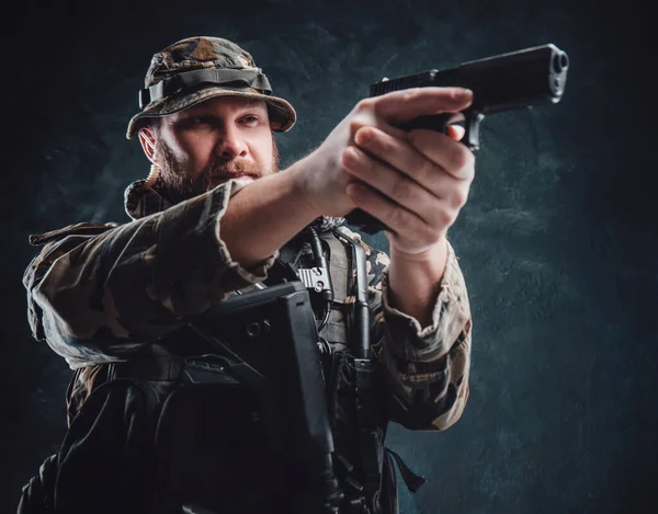 Вооруженный современным парнем с пистолетом в камуфляжной технике — стоковое фото