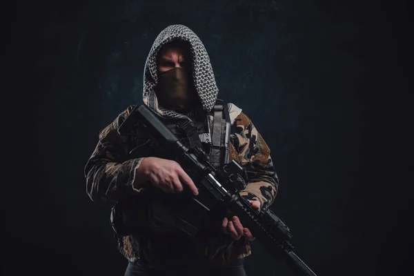 Special forces soldat klädd i militära kläder och hålla ett gevär — Stockfoto