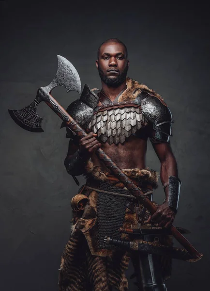 野蛮的非洲士兵拿着斧头，在黑暗的背景下摆姿势 — 图库照片
