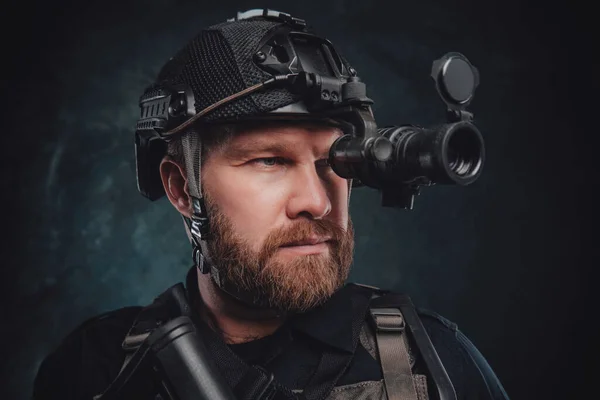 Der moderne Soldat sieht in einem Nachtsichtgerät aus, das in seinem Helm eingebaut ist — Stockfoto