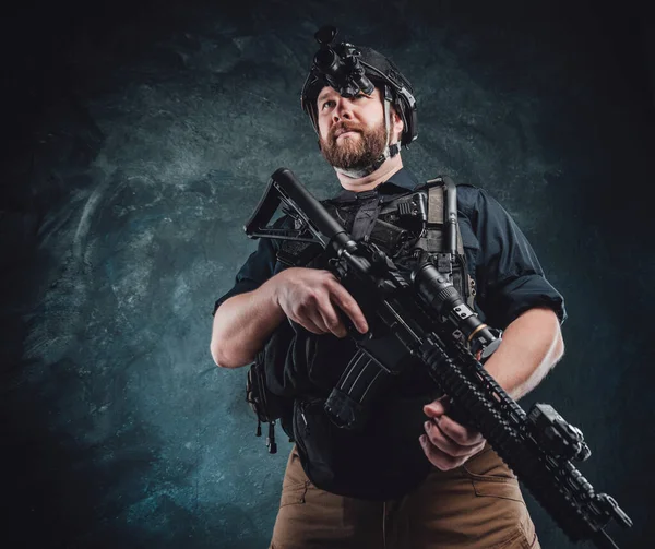Żołnierz sił specjalnych ze współczesnym karabinem w ciemnym tle — Zdjęcie stockowe