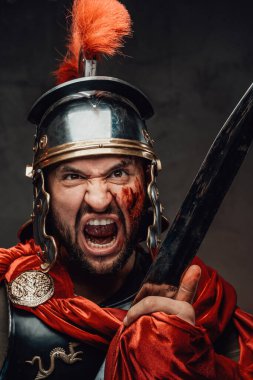 Elinde kılıç tutan vahşi Romalı asker çığlığı