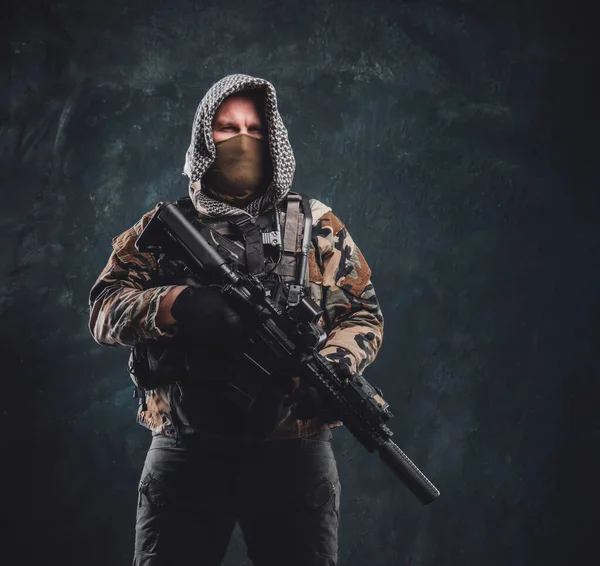Special forces soldaat gekleed in militaire kleding en met een geweer — Stockfoto