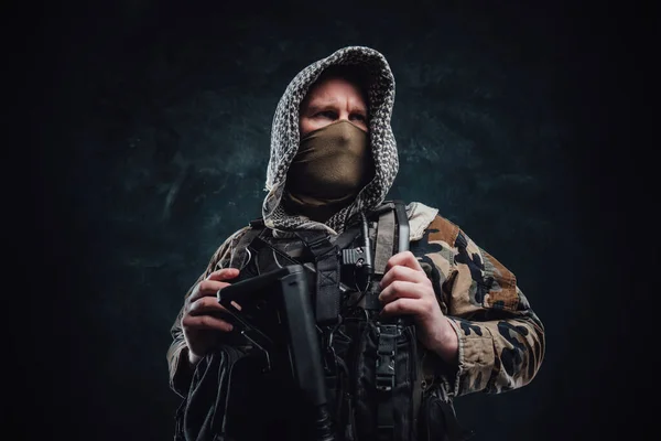Agente do exército moderno em roupas de camuflagem com capuz e espingarda — Fotografia de Stock