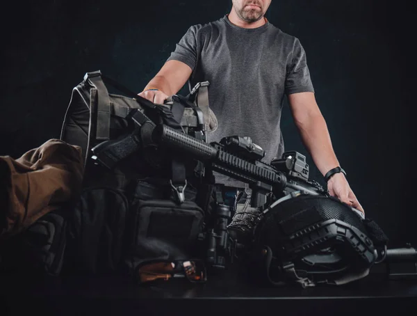 Militray equipamentos e armas em uma mesa em fundo escuro — Fotografia de Stock