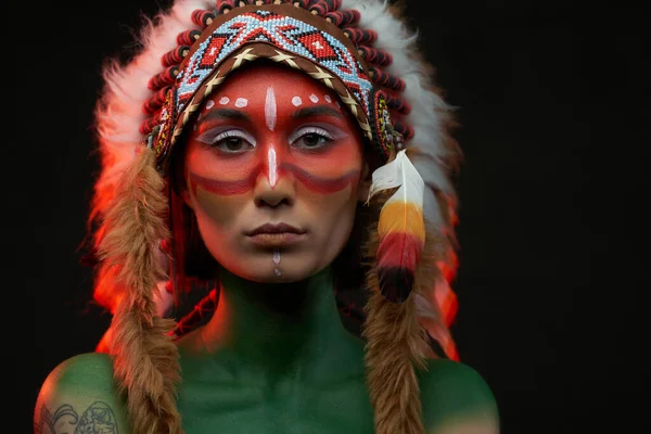 Aboriginal woman with painted skin and traditinal indian headwear — Stock Photo, Image