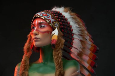 Boyalı derili ve kabile başlıklı güzel bir kadın model.