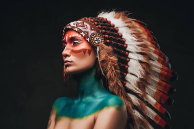 Boyalı derili ve kabile başlıklı güzel bir kadın model.