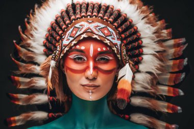 Stüdyoda Amerikan usulü boyanmış ve giyinmiş bir kadın.