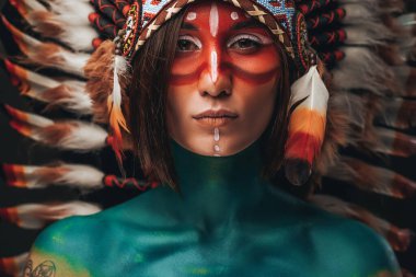 Başlıklı baştan çıkarıcı bir kadının yakın plan fotoğrafı.