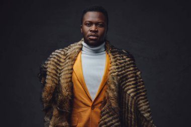 Koyu arkaplanda kürklü şık siyah hipster.