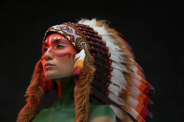 Mujer tribal occidental con ropa de cabeza tradicional en fondo oscuro —  Fotos de Stock