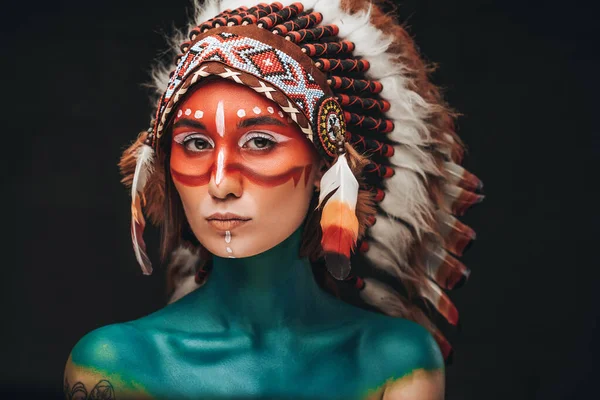 Imagen de una mujer occidental antigua con tocado tradicional — Foto de Stock