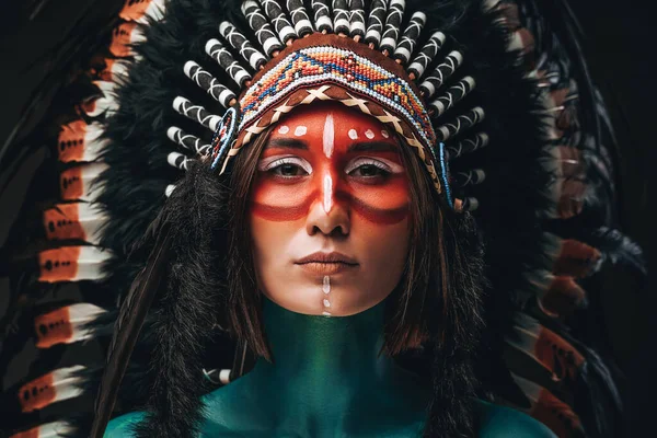 Fotografía de cerca de una mujer bonita con tocado tribal — Foto de Stock