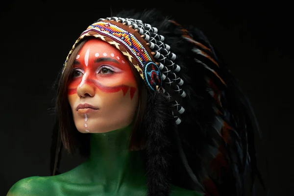 Westliche Frau mit bemalter Haut und antiken amerikanischen Kostümen — Stockfoto