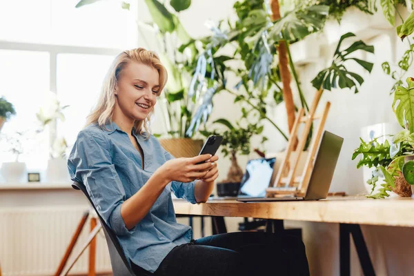 Charmant homme d'affaires féminin aux cheveux blonds et smartphone — Photo