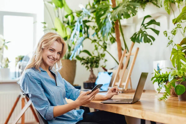 Charmant homme d'affaires féminin aux cheveux blonds et smartphone — Photo