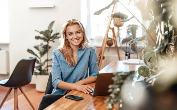 Femme d'affaires positive et son occupation dans un bureau confortable pendant la journée — Photo