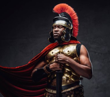 Afrika kökenli gururlu Roma savaşçısı Gladius 'u elinde tutuyor.