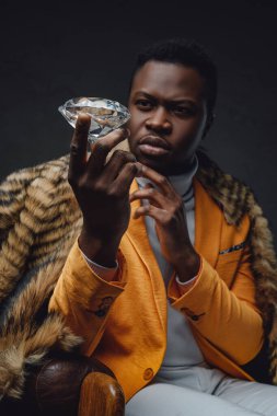 Esmer arka planda elmasları olan bir Afrikalı.