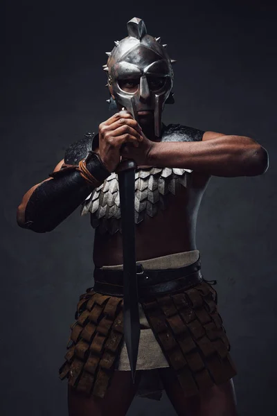 Studioaufnahme eines antiken römischen Gladiators afrikanischer Herkunft mit Schwert — Stockfoto