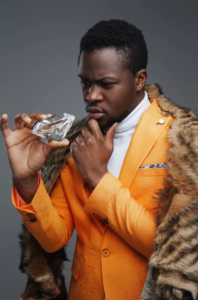 Uomo d'affari africano in abiti eleganti con diamante — Foto Stock