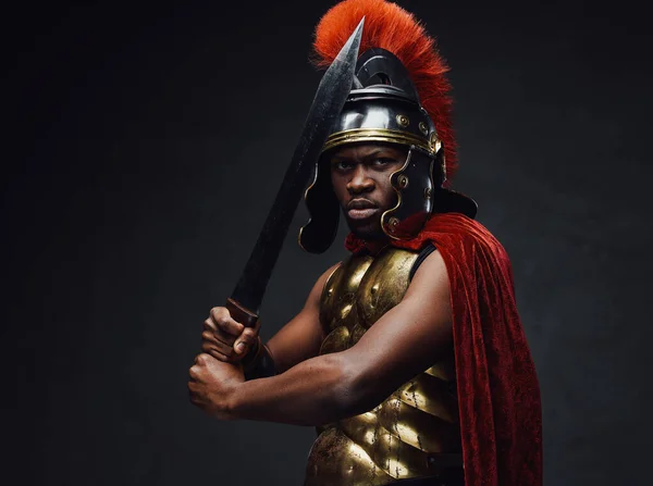 黒ローマの兵士は暗い背景に対してポーズ — ストック写真