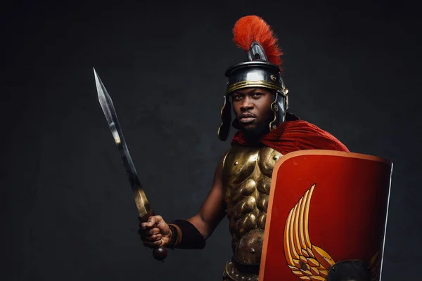 Antigo legionário romano com espada e escudo — Fotografia de Stock