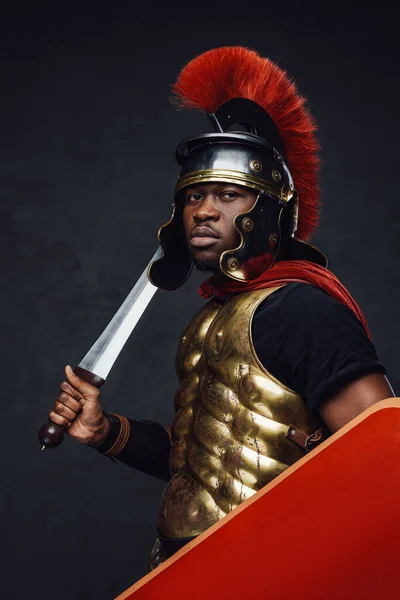Starożytny legionista rzymski z mieczem i tarczą — Zdjęcie stockowe