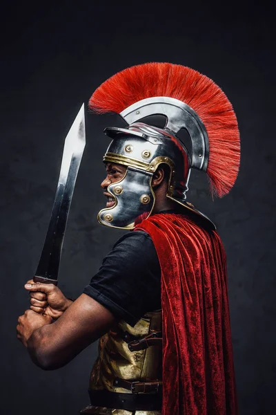 Guerreiro romano furioso e combativo com espada — Fotografia de Stock
