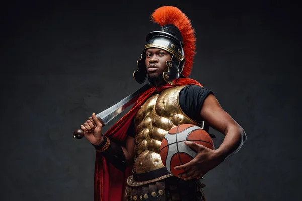 Legionário africano segurando espada curta e basquete — Fotografia de Stock