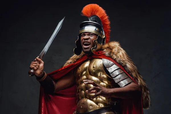 Kürklü ve kılıçlı bağıran Romalı asker — Stok fotoğraf