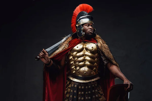 Antigo lutador de roma com pele e espada — Fotografia de Stock