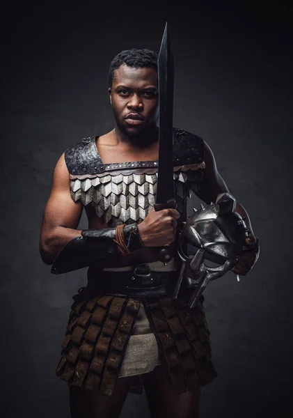 スタジオショットの恐ろしい本物の剣闘士のアフリカの降下と剣闘士 — ストック写真