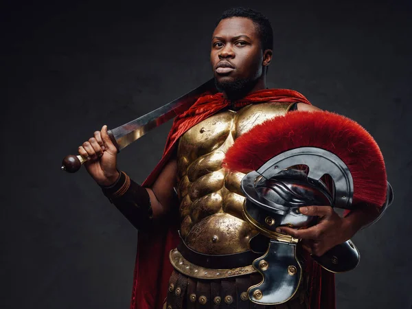 Fiers guerrier romain d'ascendance africaine tenant le gladius — Photo