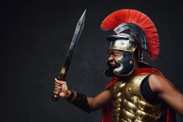 Wściekły i ofensywny rzymski wojownik z mieczem — Zdjęcie stockowe