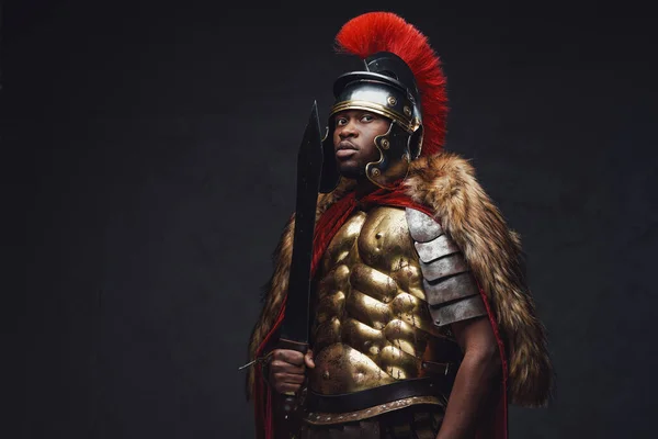 Soldado imperial antigo com espada e pele — Fotografia de Stock