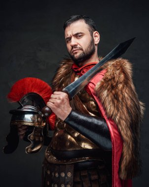 İmparatorluk askeri miğfer ve kısa kılıç taşıyor.