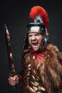 Altın zırhlı ve kürklü bağıran Romalı asker