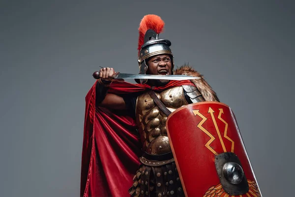 Assaltando o soldado do império com espada e escudo — Fotografia de Stock