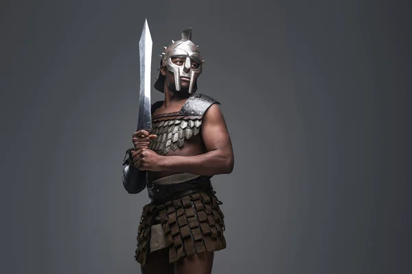 Studio shot van Afrikaanse gladiator met zwaard — Stockfoto