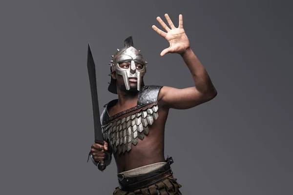 Studio shot van Afrikaanse gladiator met zwaard — Stockfoto