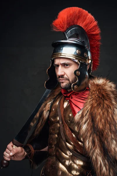 Studio záběr římského vojáka v kožichu — Stock fotografie