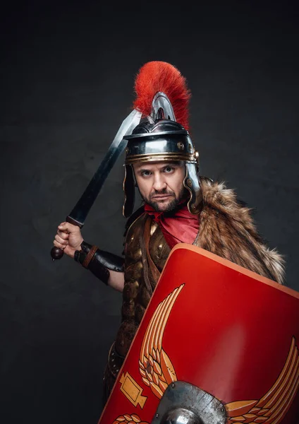 Атакующий античный римский истребитель со щитом и мечом — стоковое фото