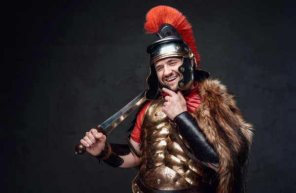 Leende romersk krigare med svärd på axeln — Stockfoto