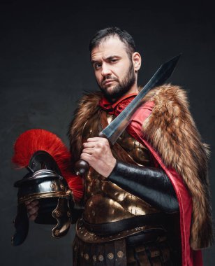 İmparatorluk askeri miğfer ve kısa kılıç taşıyor.