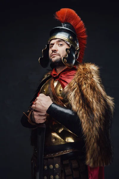 Militar romano com pele contra fundo escuro — Fotografia de Stock