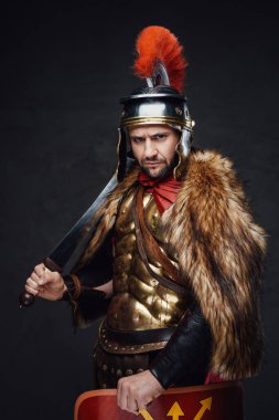 Koyu arkaplan kürklü askeri Romalı