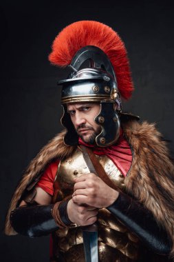 Karanlık arka plana karşı öfkeli antik Roma askeri