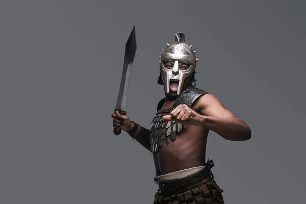 Atacando gladiador com capacete e gladius — Fotografia de Stock